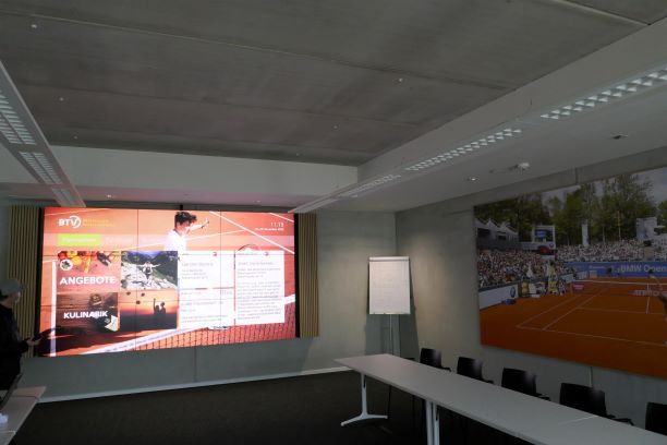 Konferenzraum eingerichtet mit BTV LED Wand